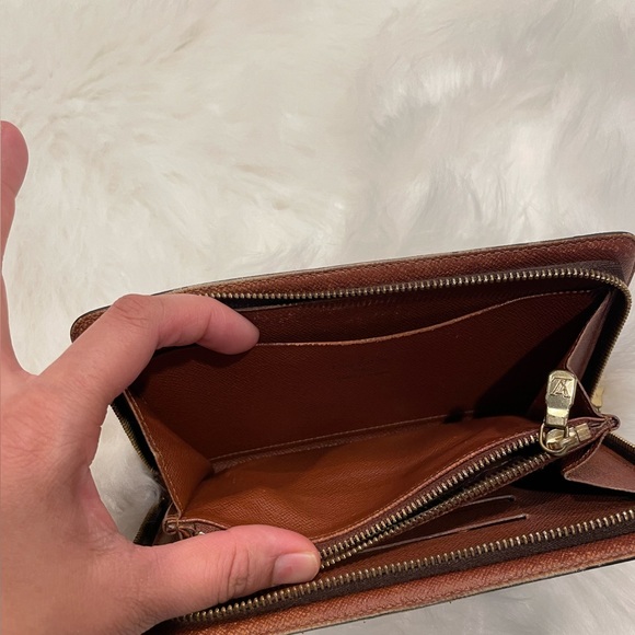 Authentic Louis Vuitton Large Zip Around Wallet | TH1020 - Picture 10 of 15